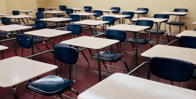 Pupitres en un salón de clases