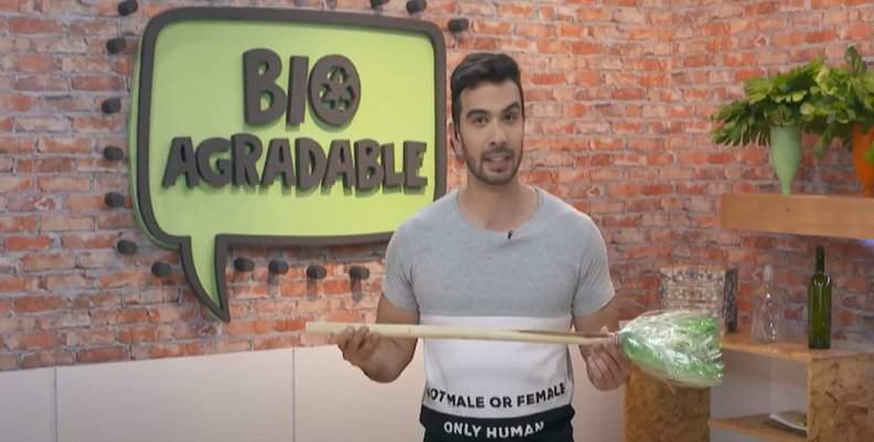 escoba con material reciclable