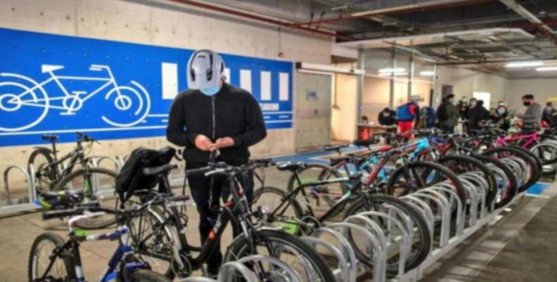 Imagen: Alcaldía de Bogotá Biciusuario en uno de los cicloparqueaderos de Bogotá