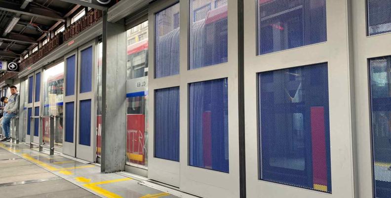 Foto: Sistema de Transporte Masivo de Bogotá Nuevas puertas automáticas del sistema de TransMilenio