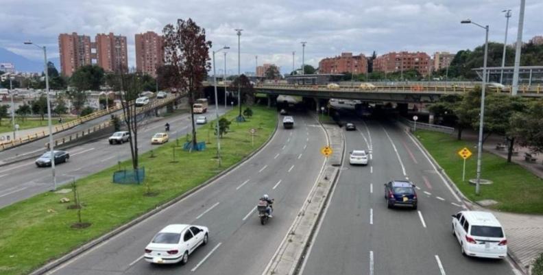 Automóviles circulando por una de las avenidas de Bogotá 