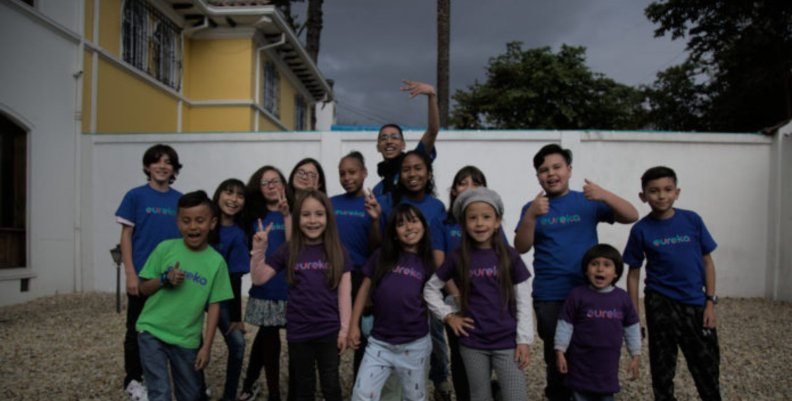 Niños de Generación Eureka reunidos posando frente a la cámara