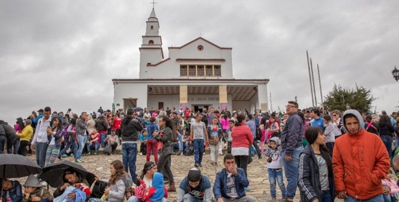 Personas frente una iglesia 