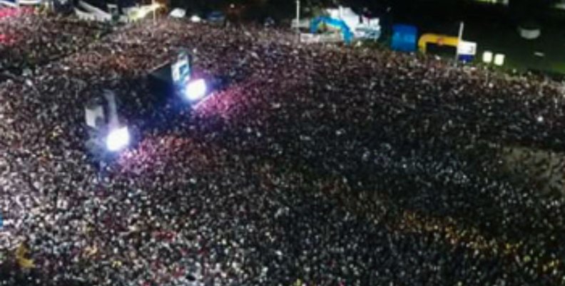 Concurrencia de personas en un escenario nocturno al aire libre en el marco del Festival de Verano 2019 en Bogotá