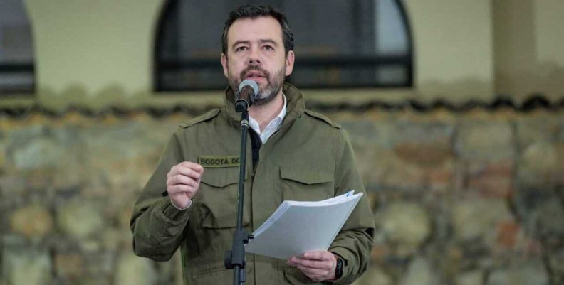 Alcalde Carlos Fernando Galán, dando un discurso referente al metro.