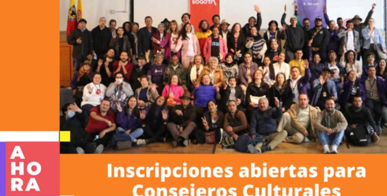 Un grupo de varias personas sonriendo