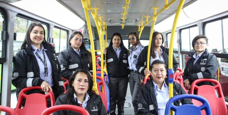 Mujeres trabajadoras de La Rolita posando en el interior de uno de los buses de la flota. 