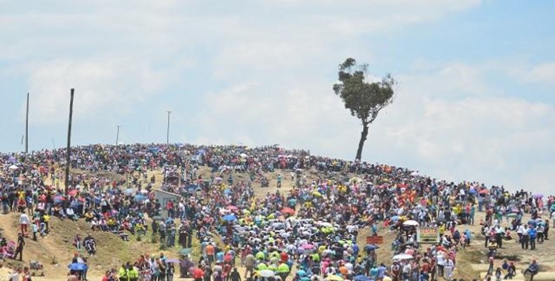 Gente conglomerada al lado del palo del ahorcado, en Ciudad Bolívar