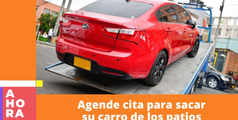 Carro rojo siendo recogido por una grúa de tránsito.