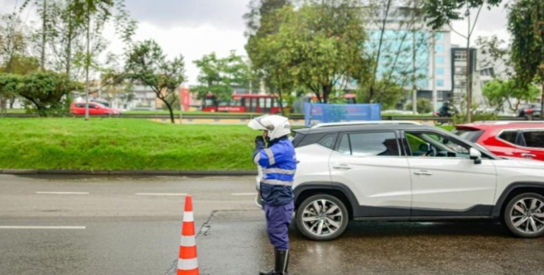 Personal de Tránsito pendiente del tráfico en una vía de Bogotá