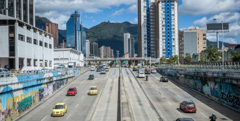 Calle 26 en Bogotá con algunos carros transitando. 