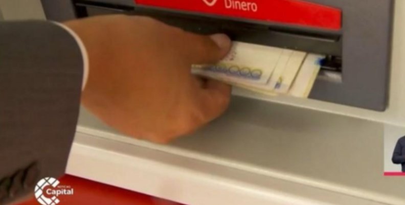 Hombre retirando dinero de un cajero automático