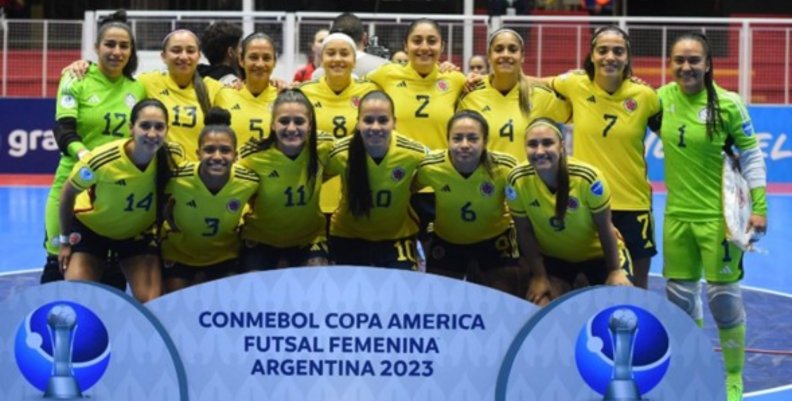 Selección Colombia femenina de Futsal posa en la Copa América de Argentina