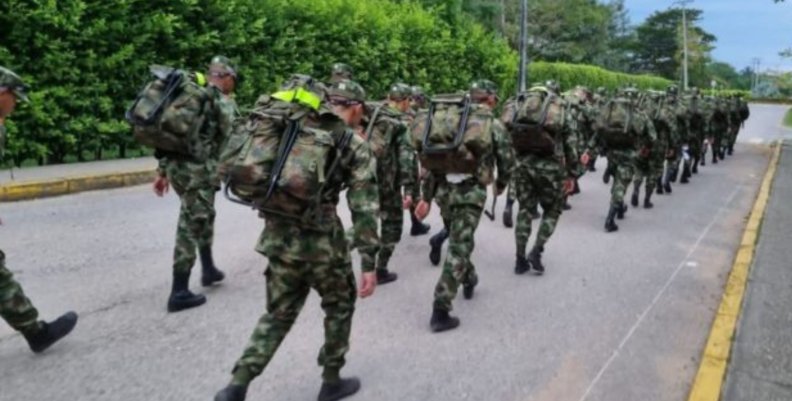 Soldados marchando por una vía del país