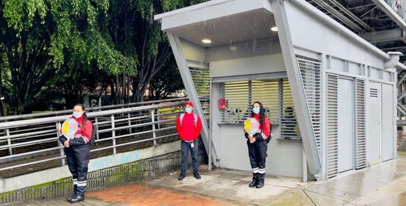 Personas en una estación de TransMilenio