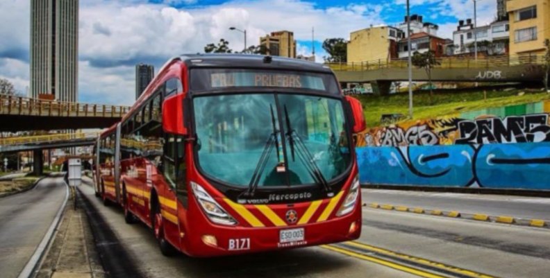 Bus de TransMilenio en una ruta de la ciudad