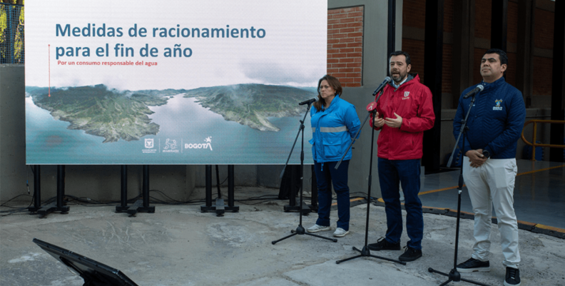 Alcalde Galán y gerente del Acueducto en rueda de prensa.