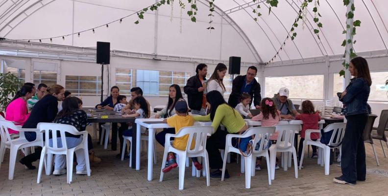 Personas reunidas en una exposición del Planetario de Bogotá 