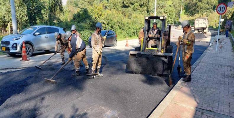 Trabajadores pavimentando una calle