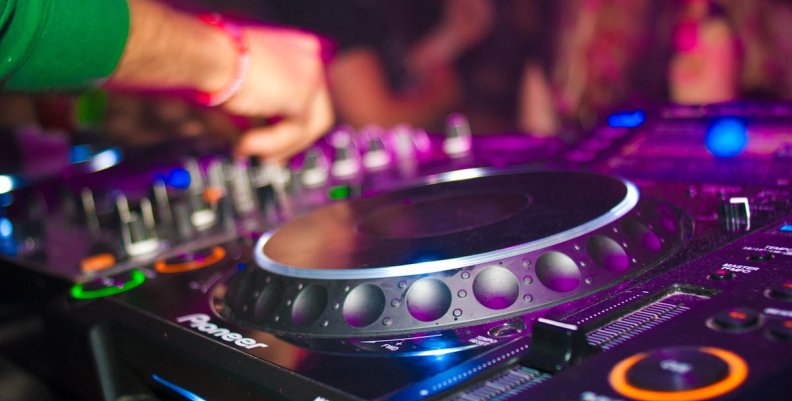 El ruido se convierte en crisis ambiental en Bogotá Una mano manipulando un mesa de mezclas de DJ