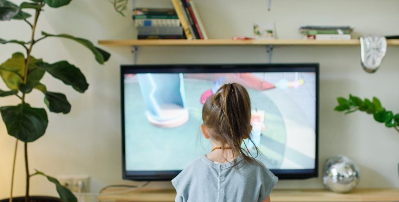 Consumo de contenidos audiovisuales de los menores en Colombia Niña viendo televisión