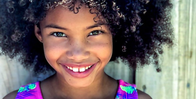 Día de la Afrocolombianidad en Canal Capital Niña Afrocolombiana sonriendo