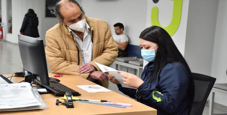 Persona pregunta sobre un trámite en la Ventanilla única de servicios