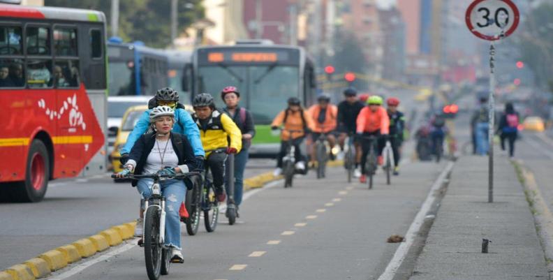 Vía de Bogotá con presencia de ciclistas y transporte público