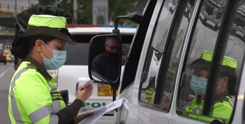 Policía de tránsito revisa licencia de conducción