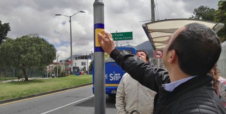 TransMilenio lanza campaña para respetar plaquetas de señalización en braille