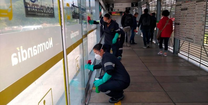 Jornada de limpieza y desinfección de TransMilenio.