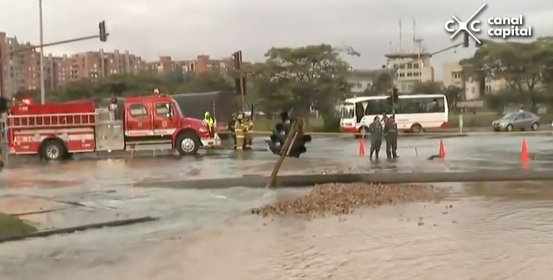 Cerrada Avenida La Esperanza con carrera 50 por rotura de tubo de agua