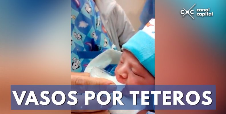 Enfermera en Venezuela alimenta un bebé a través de un vaso Enfermera en Venezuela alimenta un bebé a través de un vaso