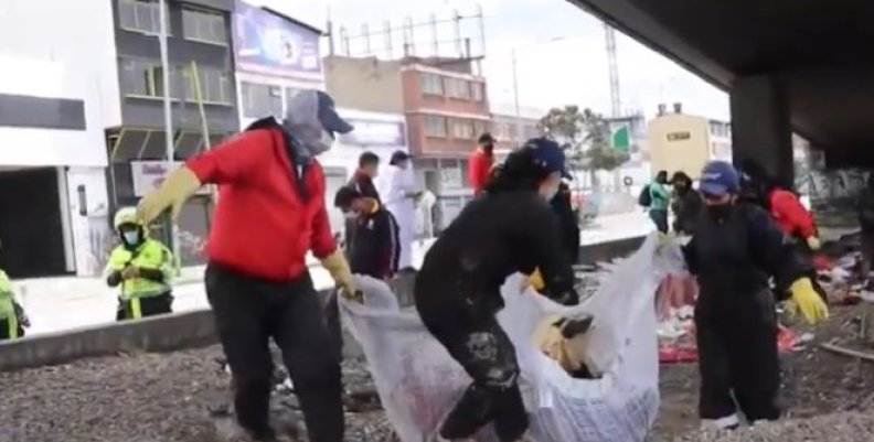 Retiran cambuches en el canal de la sexta con carrera 30