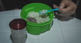 Un tupper verde con comida 