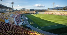 Un estadio: gradas y césped en medio