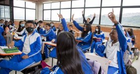 Un salón lleno de estudiantes con sudaderas azules