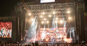 Tarima de conciertos llena de fans