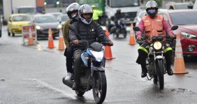 Dos motociclistas rodando en la calle