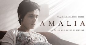 Una mujer mirando fijamente un punto (expresión preocupada), delante de una pared blanca. 
