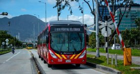 Bus rojo de TransMilenio sobre la calle