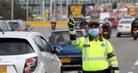 Un policía vestido de verde