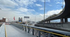 Un puente vehicular de acero y concreto