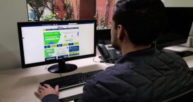 Un hombre sentado frente a un computador 