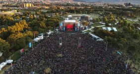 Una tarima para conciertos con público al frente
