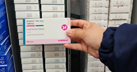 Una mano sosteniendo una caja de medicamentos