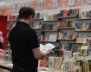 Un hombre leyendo un libro 