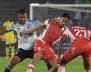 Jugadores de Santa Fe y Millonarios disputan el balón en un clásico capitalino