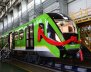 Un vagón verde sobre unos rieles