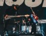 Un hombre tocando guitarra en una tarima